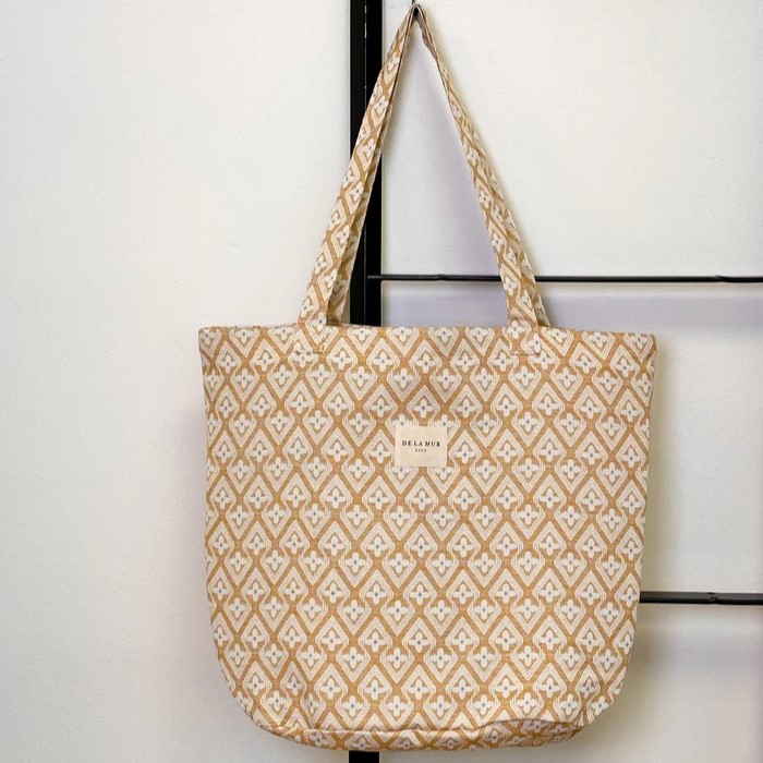 Stijlvolle en stevige katoenen schoudertas/shopper in twee prints! Shopper met geometrische print in mosterdkleur